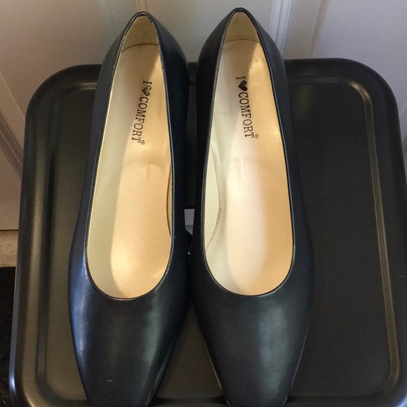 Women’s navy blue heels, size 9 Wide, I Love Comfort - Picture 2 of 3